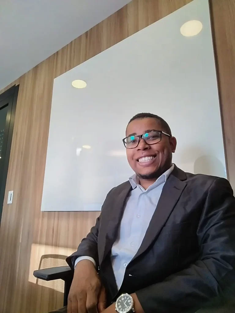 Thiago Francisco é empreendedor, CEO da Zorah App, especialista em marketing digital e mentor de inteligência artificial para empresas. Ao longo de sua trajetória já movimentou mais de 4 milhões de reais em anúncios online e hoje atua como mentor de investimentos e cofundador do Filho Próspero Podcast