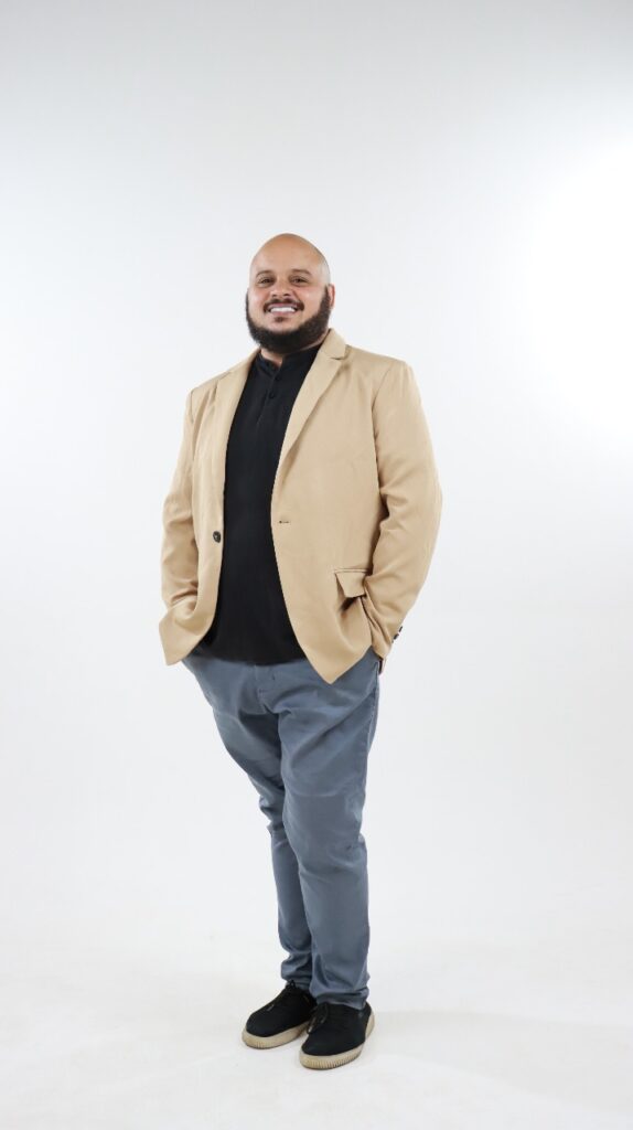 Vinicius Paradi, profissional que une duas áreas fundamentais para o crescimento de qualquer negócio: o desenvolvimento humano e o marketing digital.