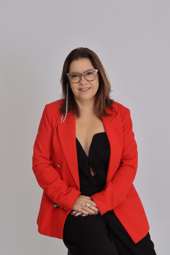 Guiomar Melo é terapeuta holística, facilitadora de transformações pessoais e especialista em desenvolvimento humano, com mais de 25 anos de atuação