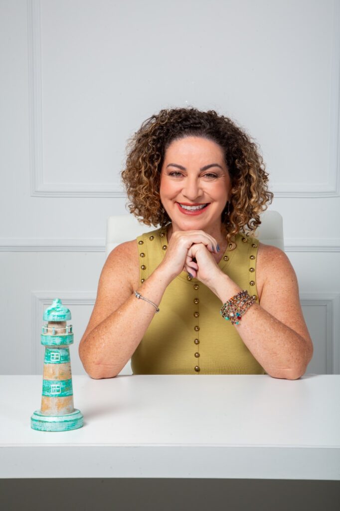 Sandra Moreira é especialista em linguagem, comunicação e posicionamento profissional, com uma trajetória construída a partir da educação e do estudo profundo da linguagem como ferramenta de expressão e direção