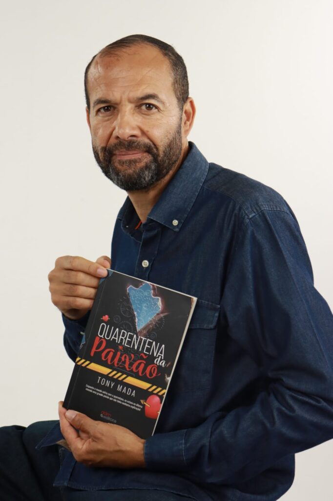 Tony Mada, escritor, host do podcast Divã do Tony Mada entrevistando pessoas improváveis e reprogramador de paradigma.'