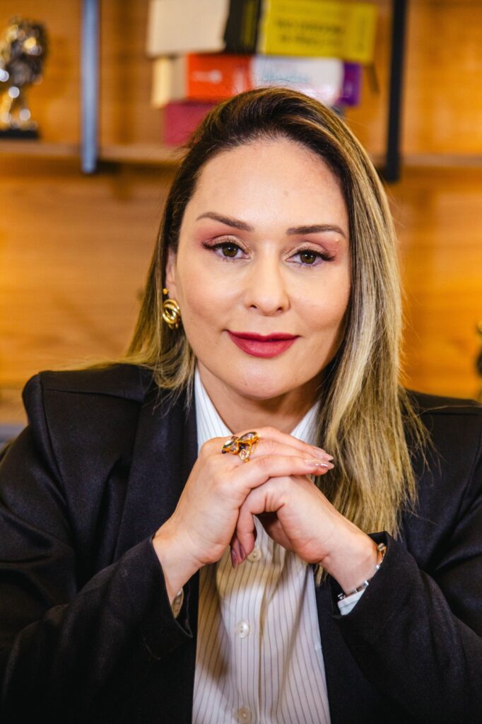 Dra. Alessandra Possoni, especialista em direito empresarial com mais de 20 anos de experiência na área jurídica